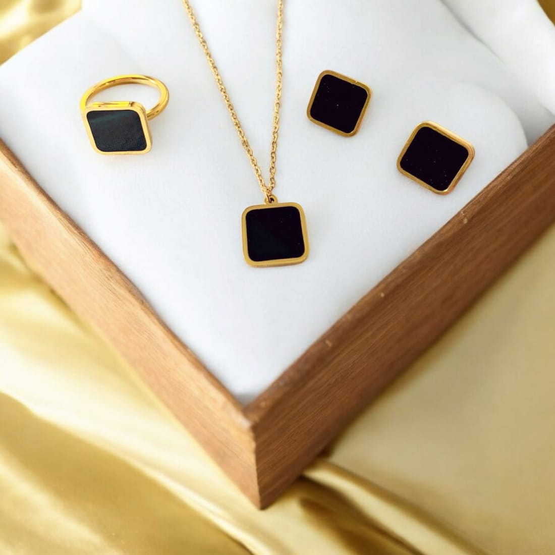 Golden Clover Pendant Set with Earings and Ring Four leaves